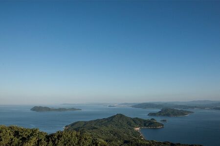 瀬戸内海に突出した室津半島の南端に位置。美しい海と島並みを満喫できる