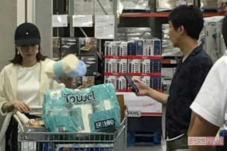 ラフすぎて芸能人のオーラのない飯塚と、純白のジャケットに黒いキャップを合わせた一見、矢田亜希子似な雰囲気の妻。藤田