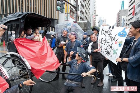 好きなキャラクターが描かれたポスターに野村さん一家は大喜び　撮影／伊藤和幸