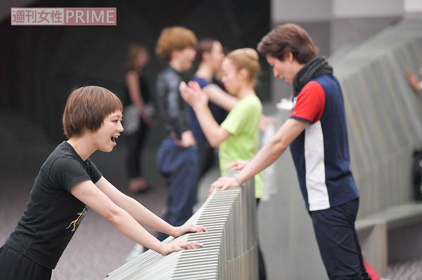 【3】14:30キャスト全員、会場のロビーに集まってウォーミングアップを開始。バレエの基本的な動きや、『キャッツ』の劇中歌『メモリー』の歌詞を“母音だけ”で歌ったあと、普通の歌詞に戻して歌うという四季独自の発声練習で終了。すべてを1時間かけて行う　撮影／渡邊智裕