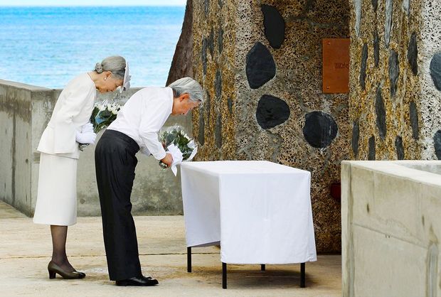 「戦後70年」の節目にパラオの「西太平洋戦没者の碑」に献花された両陛下（'15年4月）