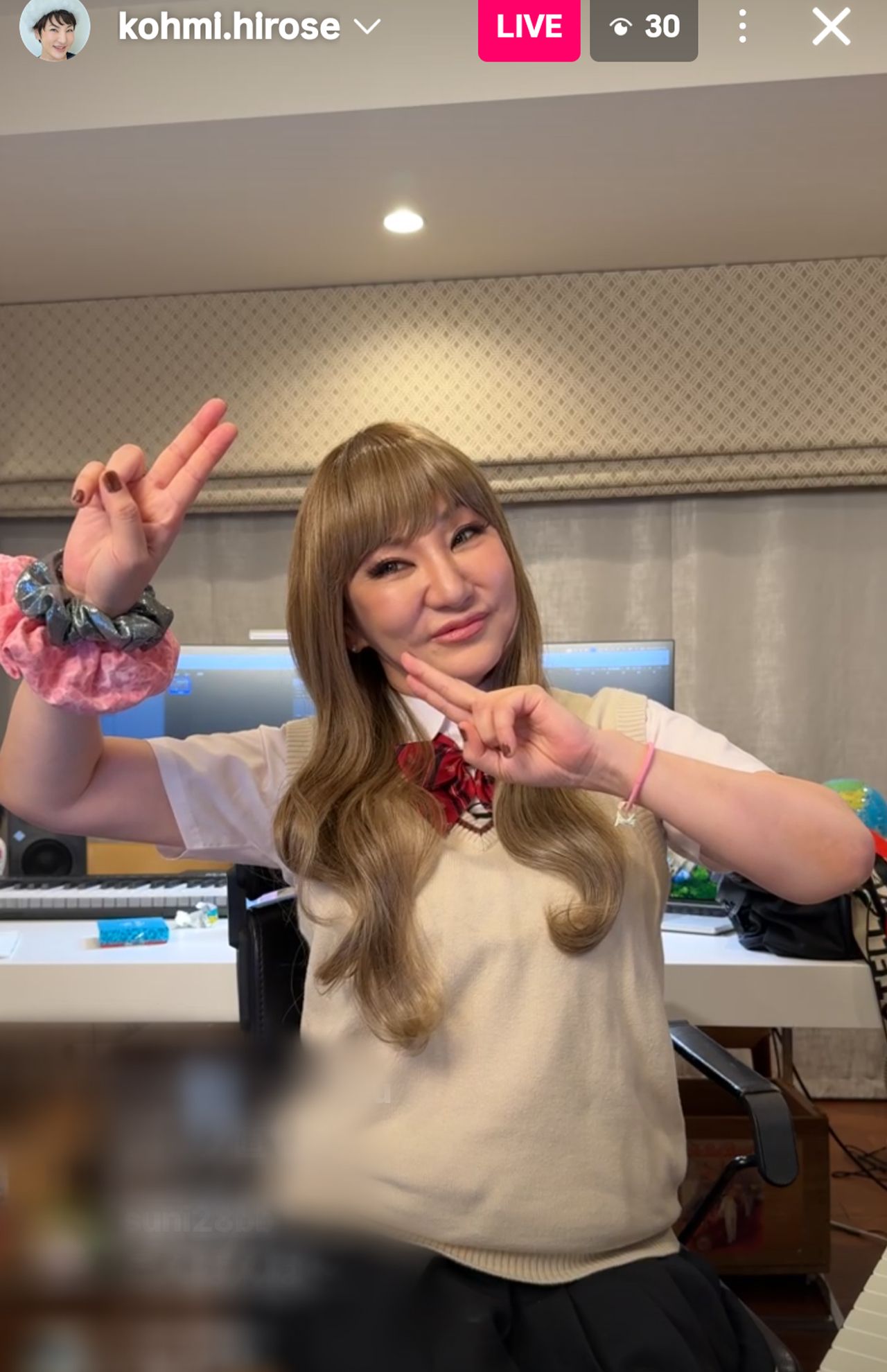 生配信でギャルに扮装し、ノリノリでスクショタイムを行う広瀬香美（公式TikTokより）