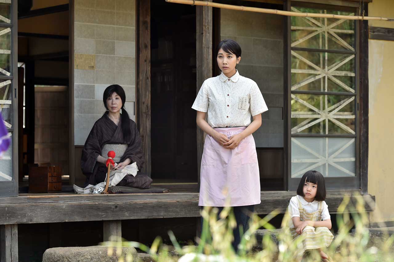 すずは、献身的に姑のサンや義姉の長女・晴美の世話をする　(c)TBS