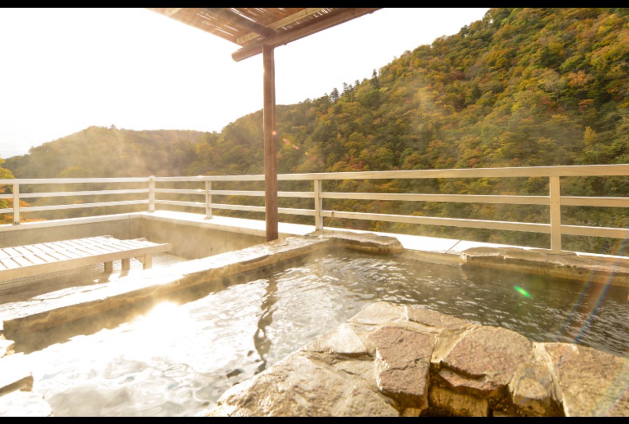 被害にあった「湯守田中屋」（同旅館ホームページより）。露天風呂付き特別室2部屋（1人3万6450円）、計10人分が予約されていた