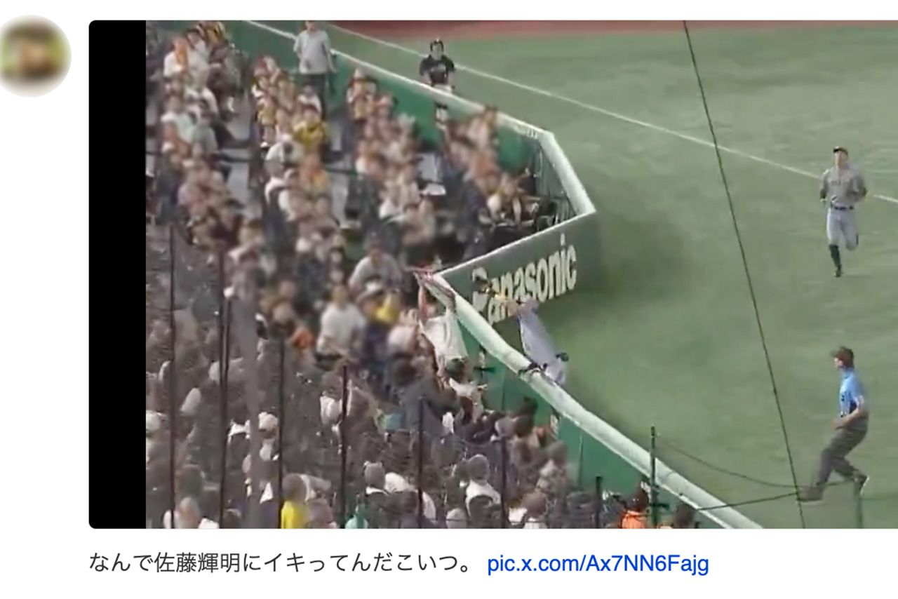 阪神・佐藤輝明選手がエキサイトシートまでファウルボールを追うが（Xより）