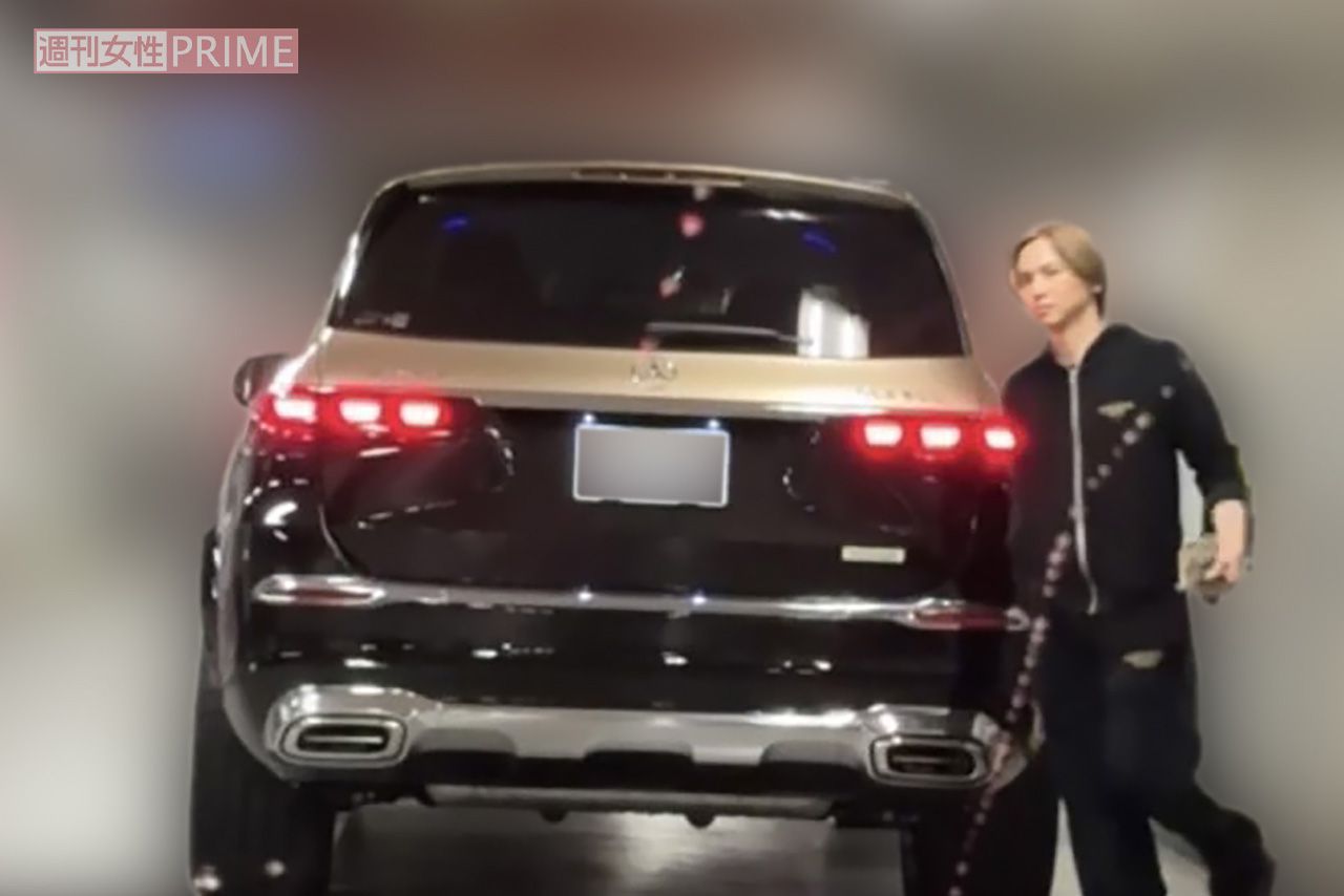 ミュージカル『Endless　SHOCK』公演を終えて帰路につく堂本光一。愛車である左ハンドルのベンツの超高級車を自ら運転していた