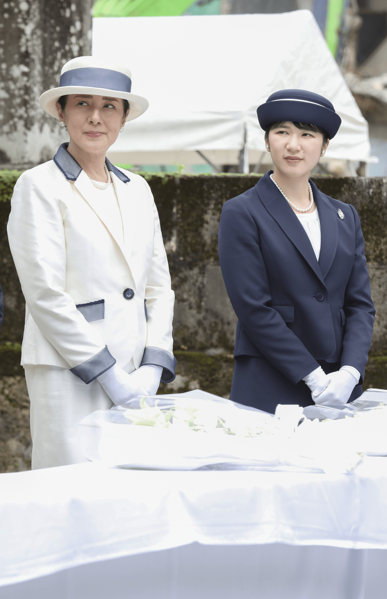 ネイビーとホワイトの対照的な色みでまとめたリンクコーデ。このバイカラーは雅子さまがよくお召しになる組み合わせで、知性と上品さが漂う爽やかな装い