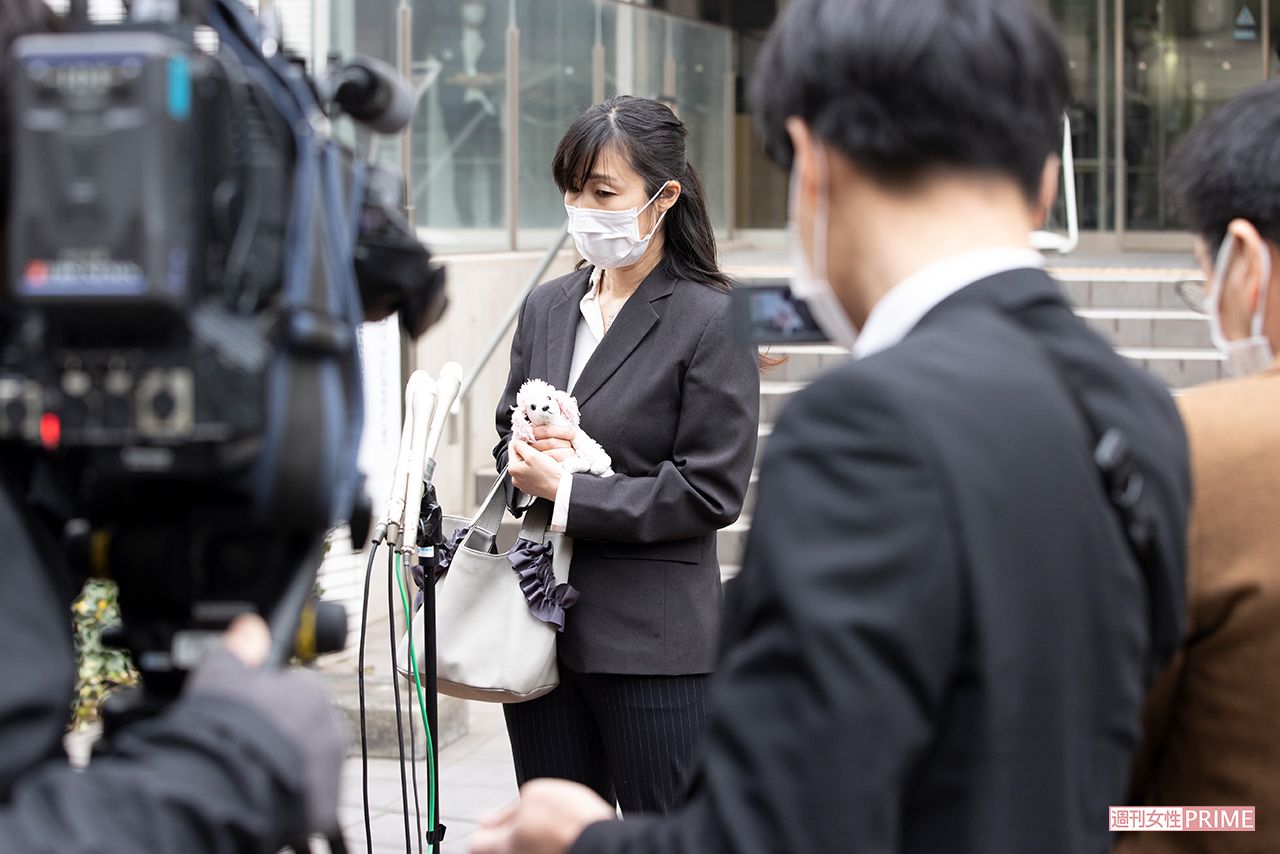 閉廷後、取材に応じた小倉とも子さん（'21年2月25日）