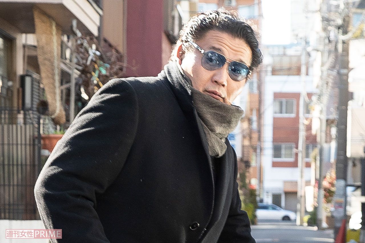 『貴乃花部屋』から出てきた花田氏は、素早く車に乗り込んだ