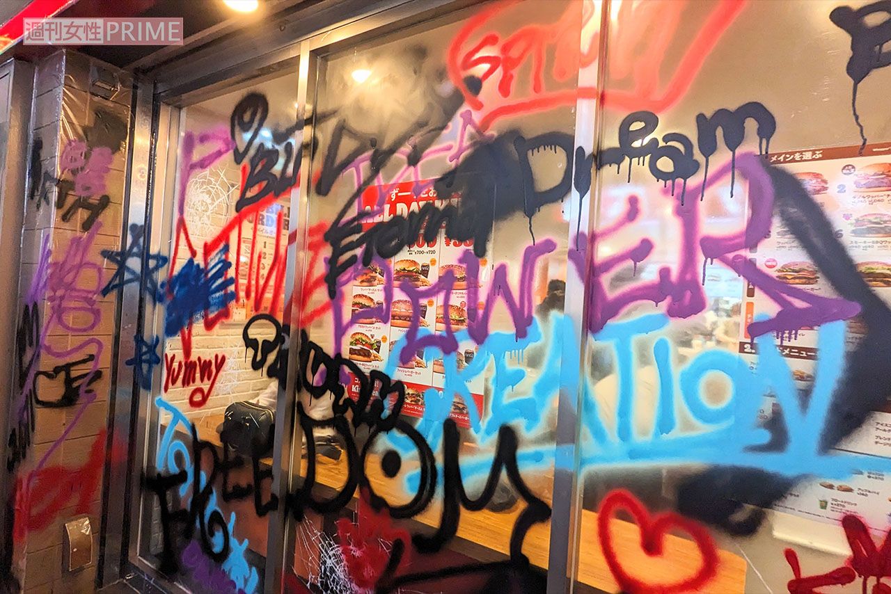 落書きだらけになった渋谷センター街のバーガーキング（編集部撮影）
