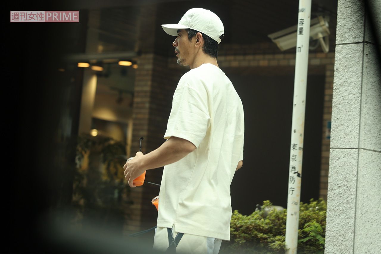 2023年9月にパーソナルジムから現れた伊藤英明。減量後も筋肉質な腕が半袖からのぞいていた