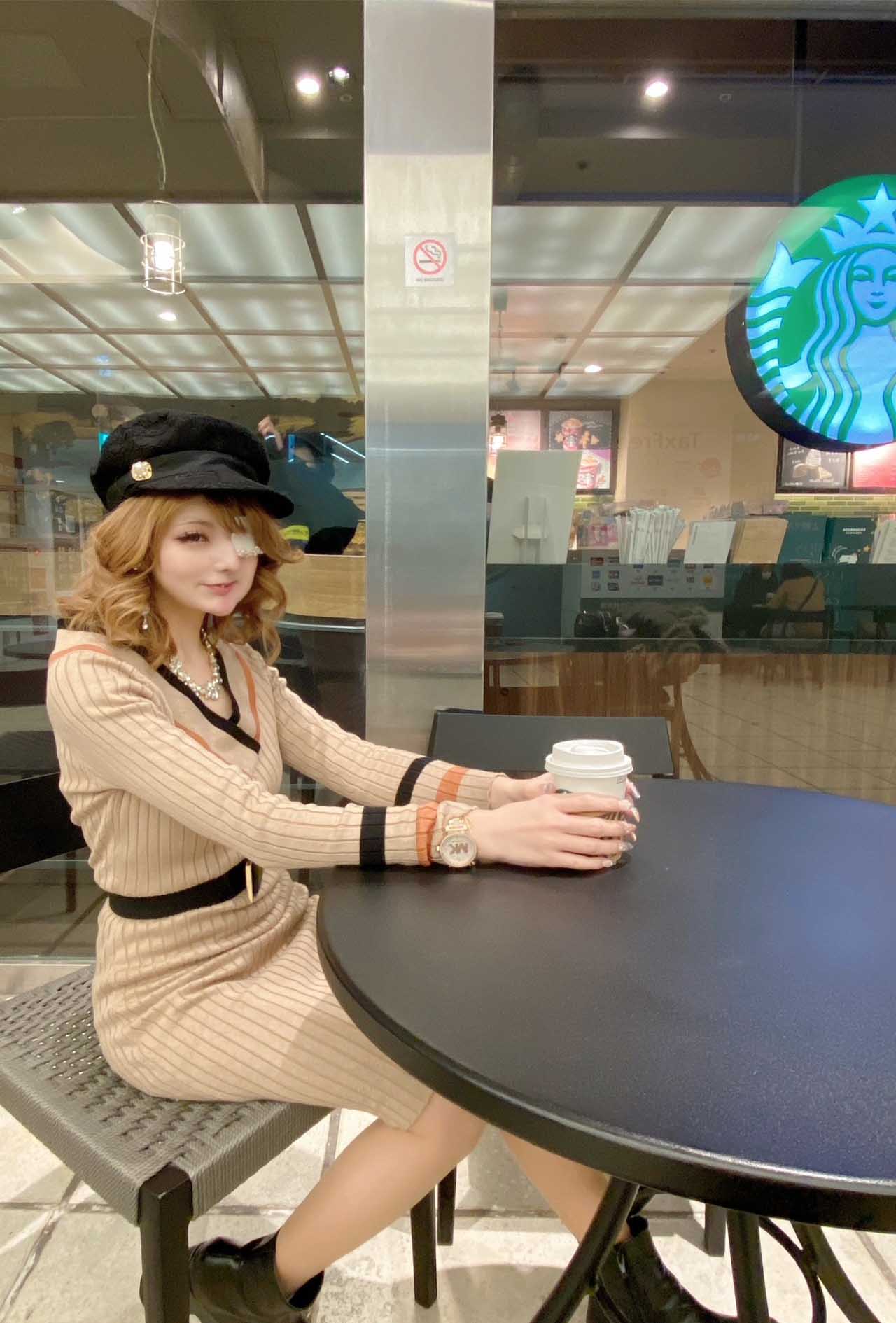 スタバでお茶をするあやかさん