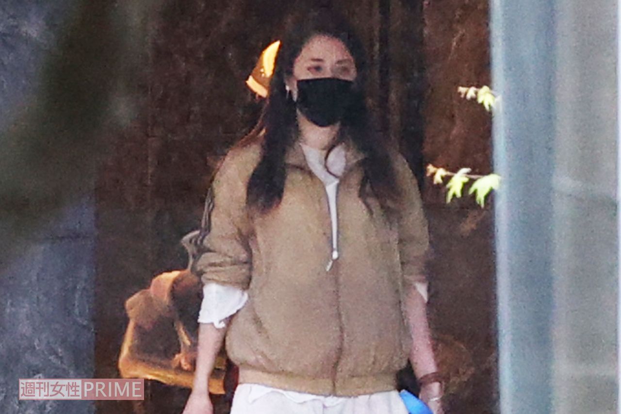 上下ジャージとゆったりした服装だったが、周囲を警戒して歩いていたマリエ