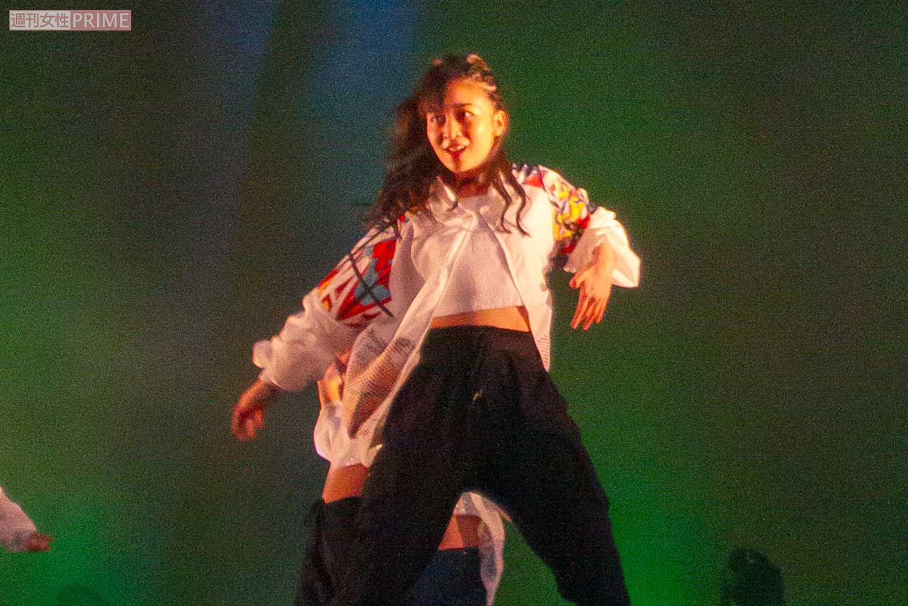 “美腹筋”もあらわにキレのあるダンスを披露される佳子さま（5/5）