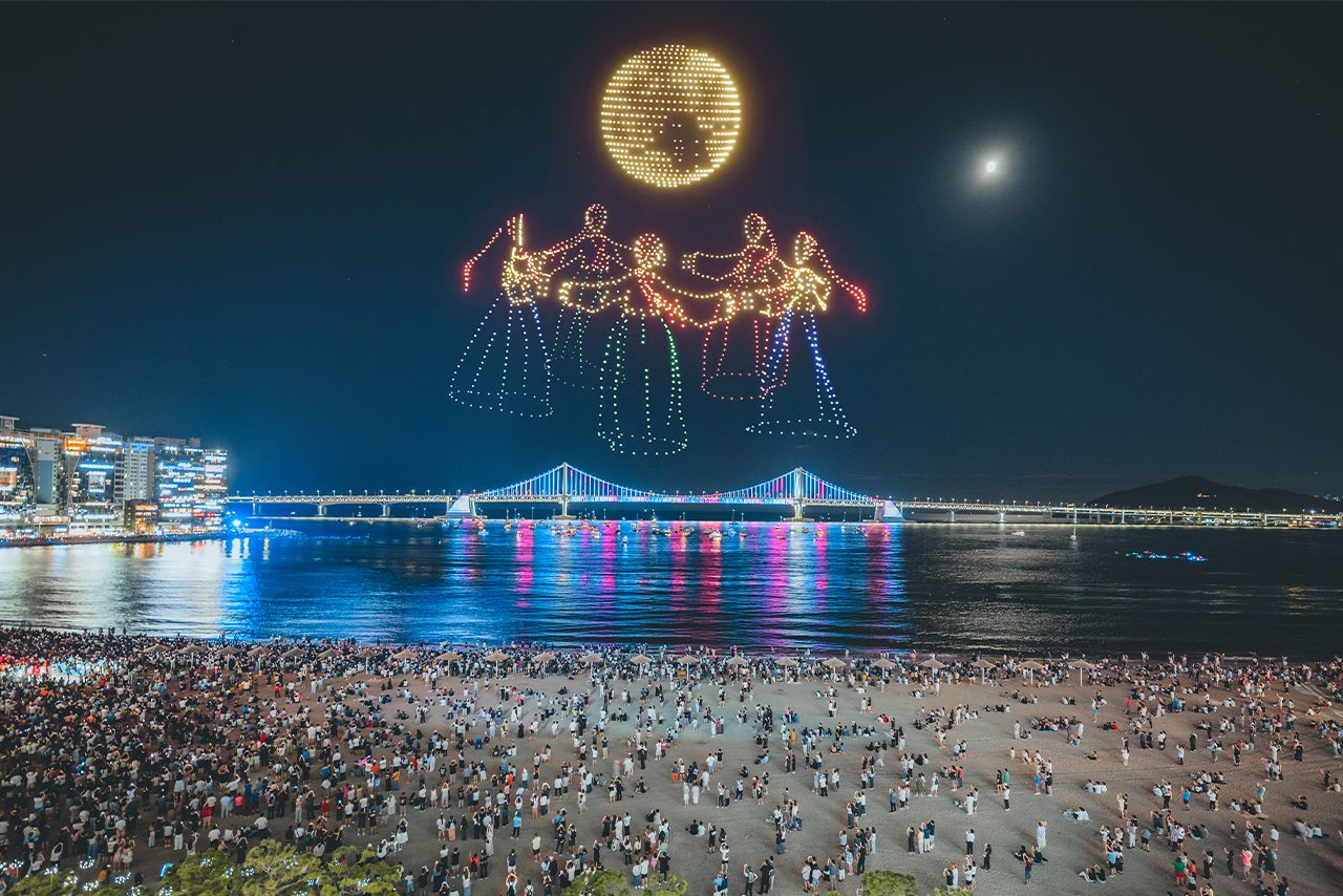 広安里（クァンアルリ）海水浴場では毎週土曜日、約1000台のドローンによるショーが無料で見られる（開催日・日時は事前にHPで要確認）