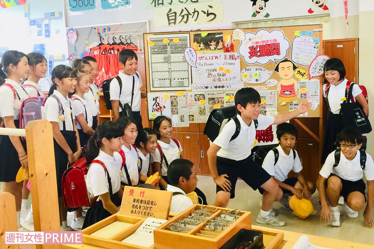 「炎鵬ボード」の前で盛り上がる、炎鵬の母校・大徳小学校の生徒たち