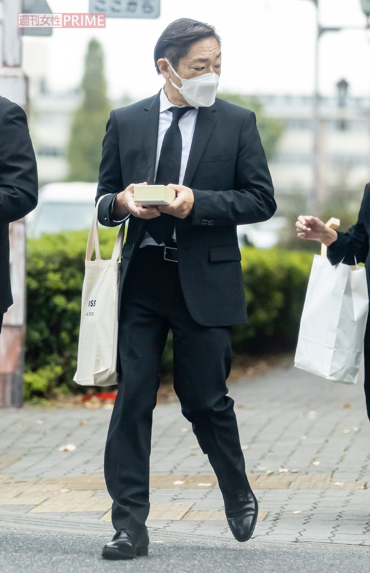 2023年10月31日、市川猿翁さんの四十九日法要に現れた香川照之。ツーブロックとなった髪型が印象的