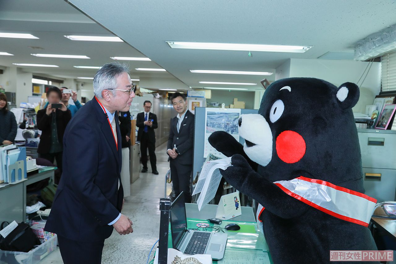 前編集長（？）にダメ出し!?　「もっと、面白く書いたほうがいいモン！」　撮影／森田晃博　（C）2010熊本県くまモン