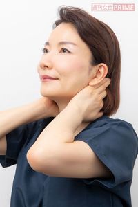 【STEP5】（2）そのまま耳の後ろを通ってえらの下まで動かし、耳下腺リンパ節に老廃物を流す