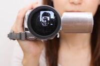 芸能人の不倫報道、事務所が頭を抱えるのは週刊誌「直撃動画」のテレビ放映