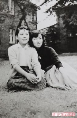立教大学4年のとき、1年後輩だった親友、野際陽子（右）と