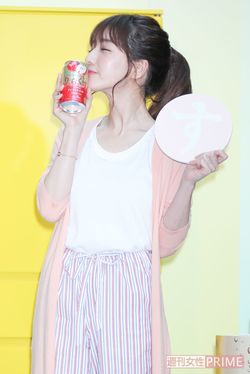 報道陣からのリクエストに応えて商品にキスする仕草を見せた ('18年4月)