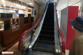 山坂容疑者が盗撮をしようとした商業施設のエスカレーター