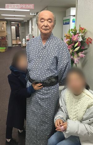 約10年前、舞台に駆けつけた孫娘たちと仲よく写真を撮った田口計さん