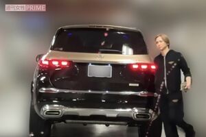 ミュージカル『Endless　SHOCK』公演を終えて帰路につく堂本光一。愛車である左ハンドルのベンツの超高級車を自ら運転していた