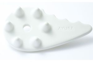 アユーラ　ビカッサヘッドプレート頭皮を効率よくほぐすことができる陶磁器製のプレート。心地よいなめらかな肌あたりとすぐれた操作性で誰でも簡単に本格的なヘッドマッサージが楽しめる。2750円／アユーラ　フリーダイヤル0120‐090‐030