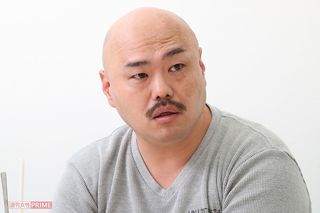 クロちゃん　1976年、広島県生まれ。2001年に団長・安田、HIROとともにお笑いトリオの安田大サーカスを結成。ハイトーンボイスが特徴。人気バラエティー番組『水曜日のダウンタウン』の企画で生まれたアイドルグループ「豆柴の大群」をプロデュースし、高い評価を得る。現在はプロデューサーを解任されアドバイザーに。