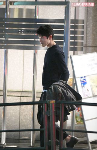 服の上からでも筋肉質の身体がわかる鈴木