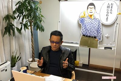 リモートで取材に応じる原作者の押川さん