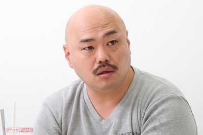 クロちゃん　1976年、広島県生まれ。2001年に団長・安田、HIROとともにお笑いトリオの安田大サーカスを結成。ハイトーンボイスが特徴。人気バラエティー番組『水曜日のダウンタウン』の企画で生まれたアイドルグループ「豆柴の大群」をプロデュースし、高い評価を得る。現在はプロデューサーを解任されアドバイザーに。