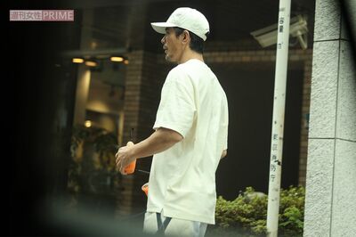 2023年9月にパーソナルジムから現れた伊藤英明。減量後も筋肉質な腕が半袖からのぞいていた