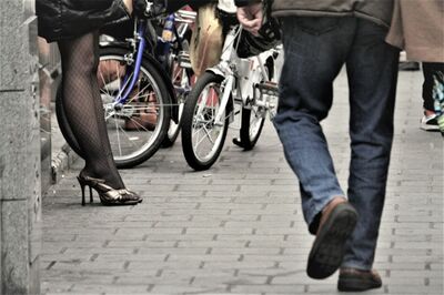 《東京・江戸川》バッグの中身当てゲームで女子大生に陰部を握らせた男が模倣した“AV作品”