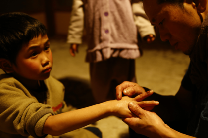 指を切った和楽くんに、祈ることで自然治癒力を引き出す、と進さん