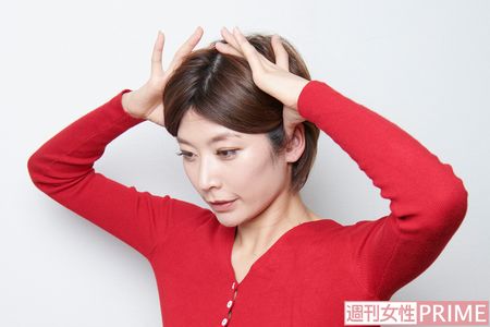 2.　両手の中指が重なる部分が、百会にあたる