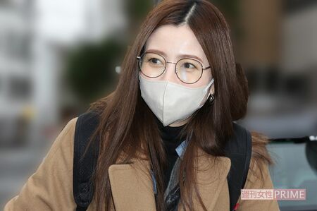 通販サイトの社員になっていたことについて直撃を受ける片瀬那奈（2022年）