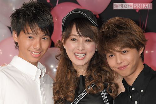 左から次男・矢島名月、母・渡辺美奈代、長男・矢島愛弥（2018年、美奈代の49歳バースデーライブにて）
