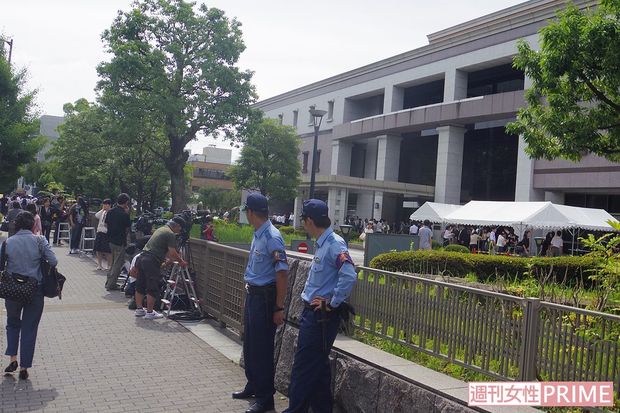 京都地裁、初公判では傍聴希望者が列を作った　撮影／粟野仁雄