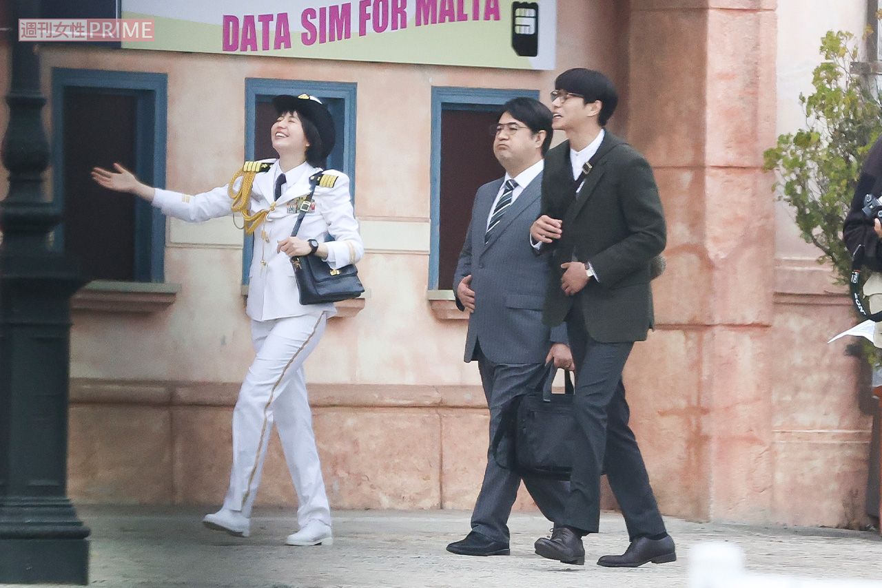 3月に撮影していた映画『コンフィデンスマンJP』の現場では、長澤まさみらと笑顔を見せていた東出（右端）