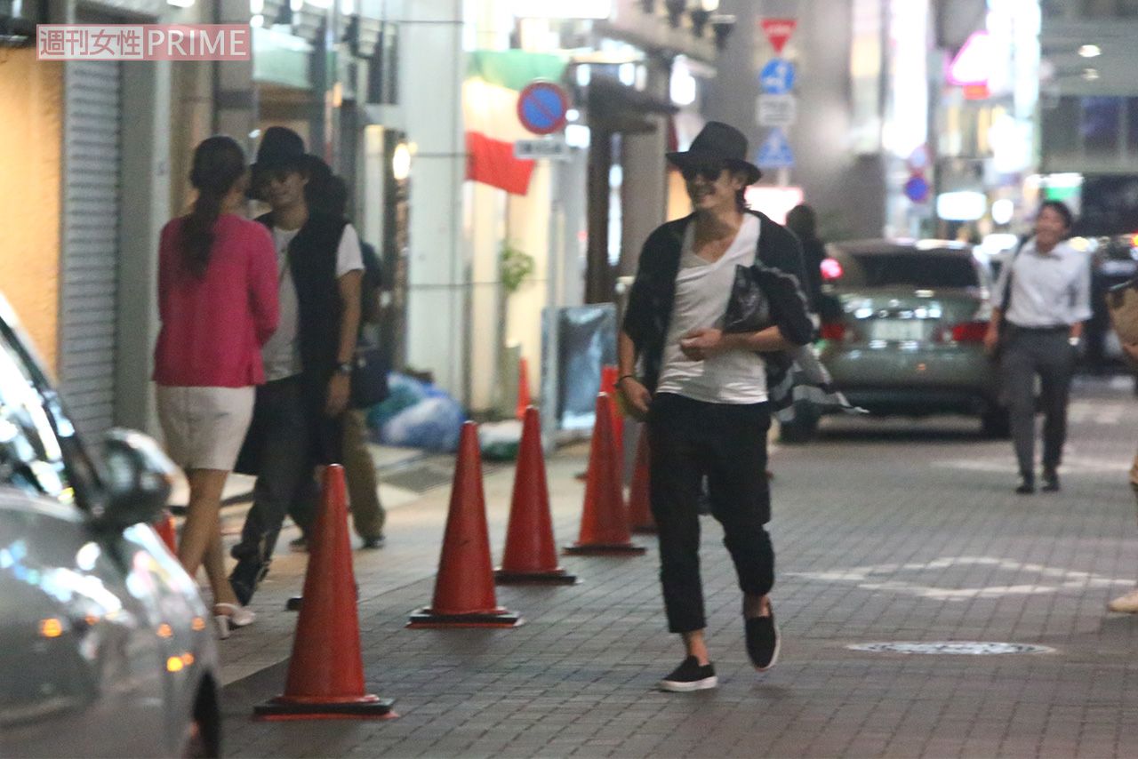 2015年9月、夜の街にそろって繰り出した滝沢秀明と今井翼