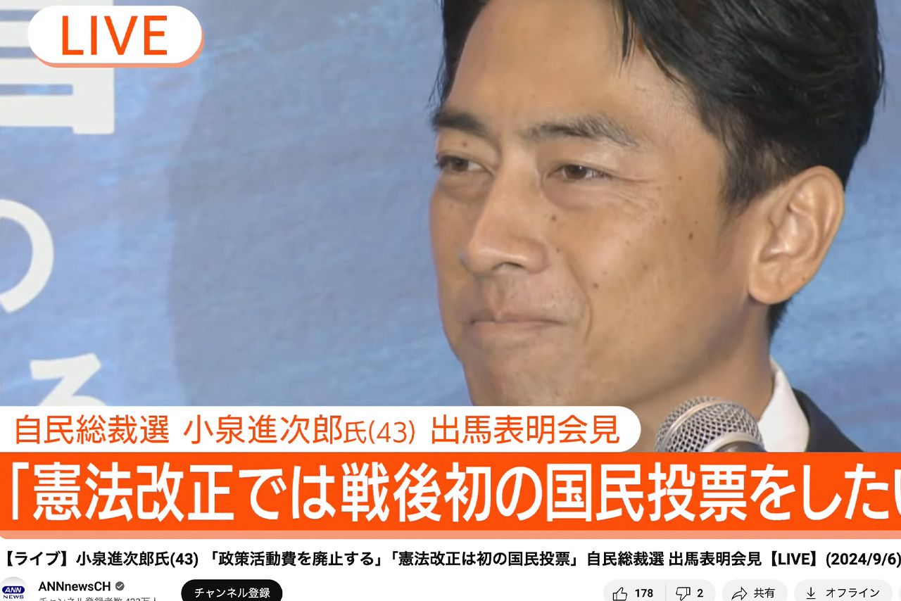 会見中、知的レベルを問われて苦笑する小泉（ANNのYouTubeより）