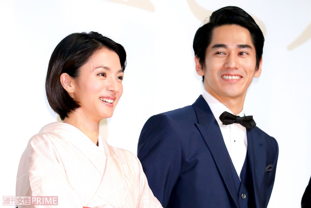 2017年公開の映画『海辺の生と死』完成披露上映会に出席した満島ひかりと永山絢斗