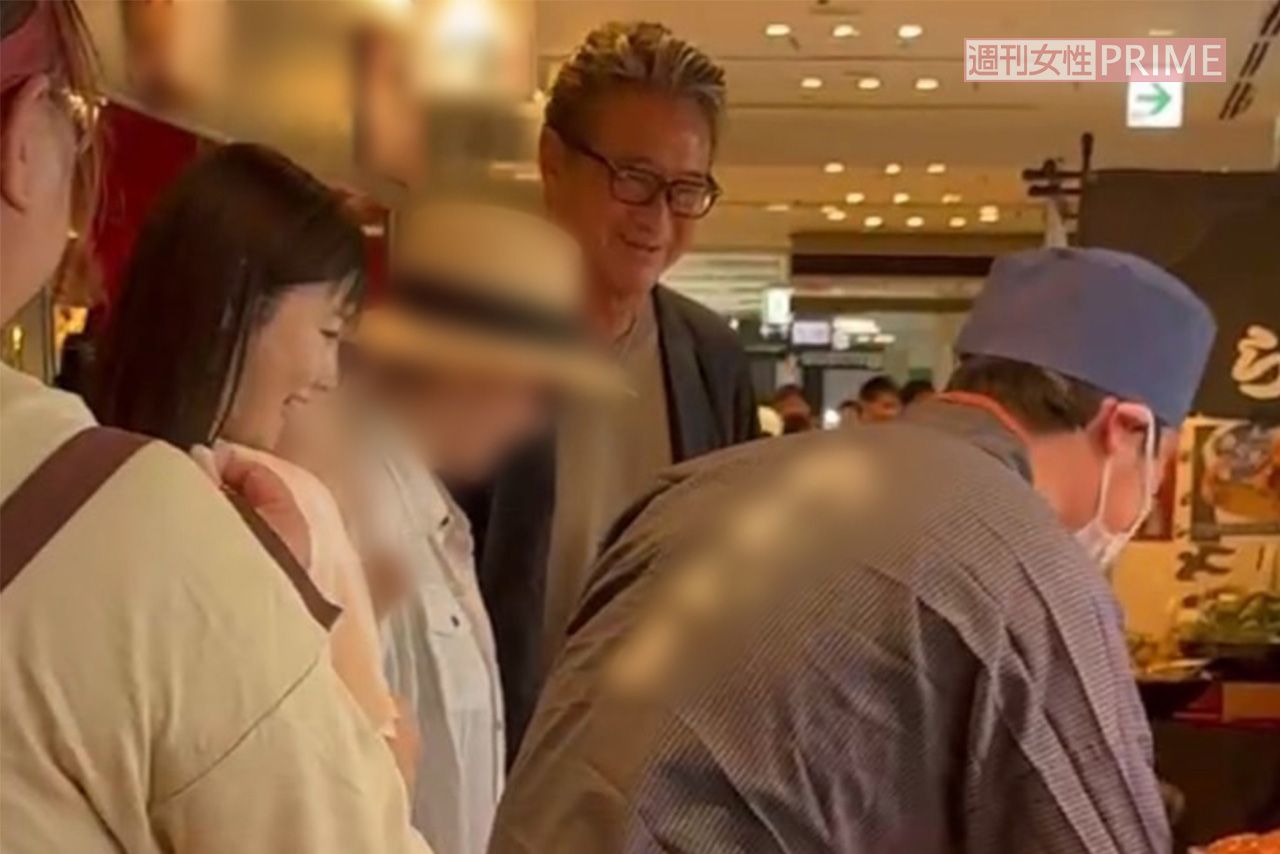 2025年7月末、サービスエリアで買い物を楽しむ船越英一郎と、再婚相手の松下萌子