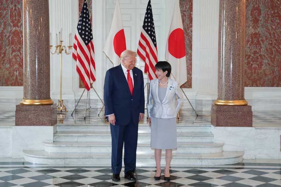 2025年10月28日、日米首脳会談を前に笑顔で言葉を交わす高市早苗首相とトランプ米大統領　撮影／JMPA