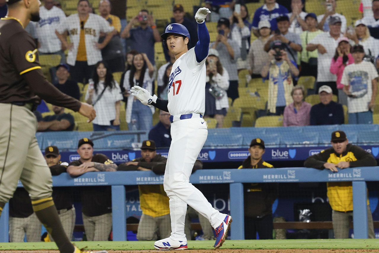 2025年6月20日、四球を受けるも、ベンチから飛び出そうとするチームメイトを制した大谷翔平／共同通信