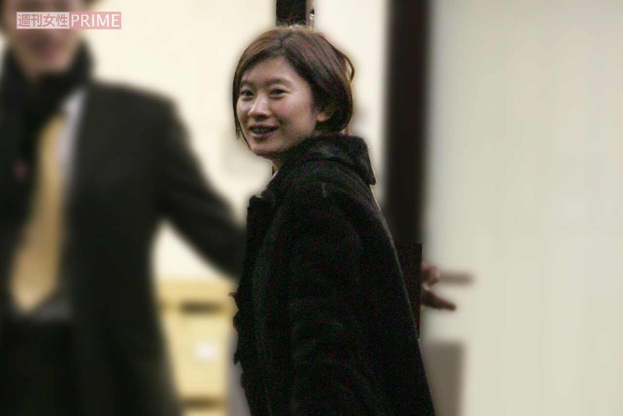 2005年3月、市村との結婚を問われてはにかむ篠原涼子