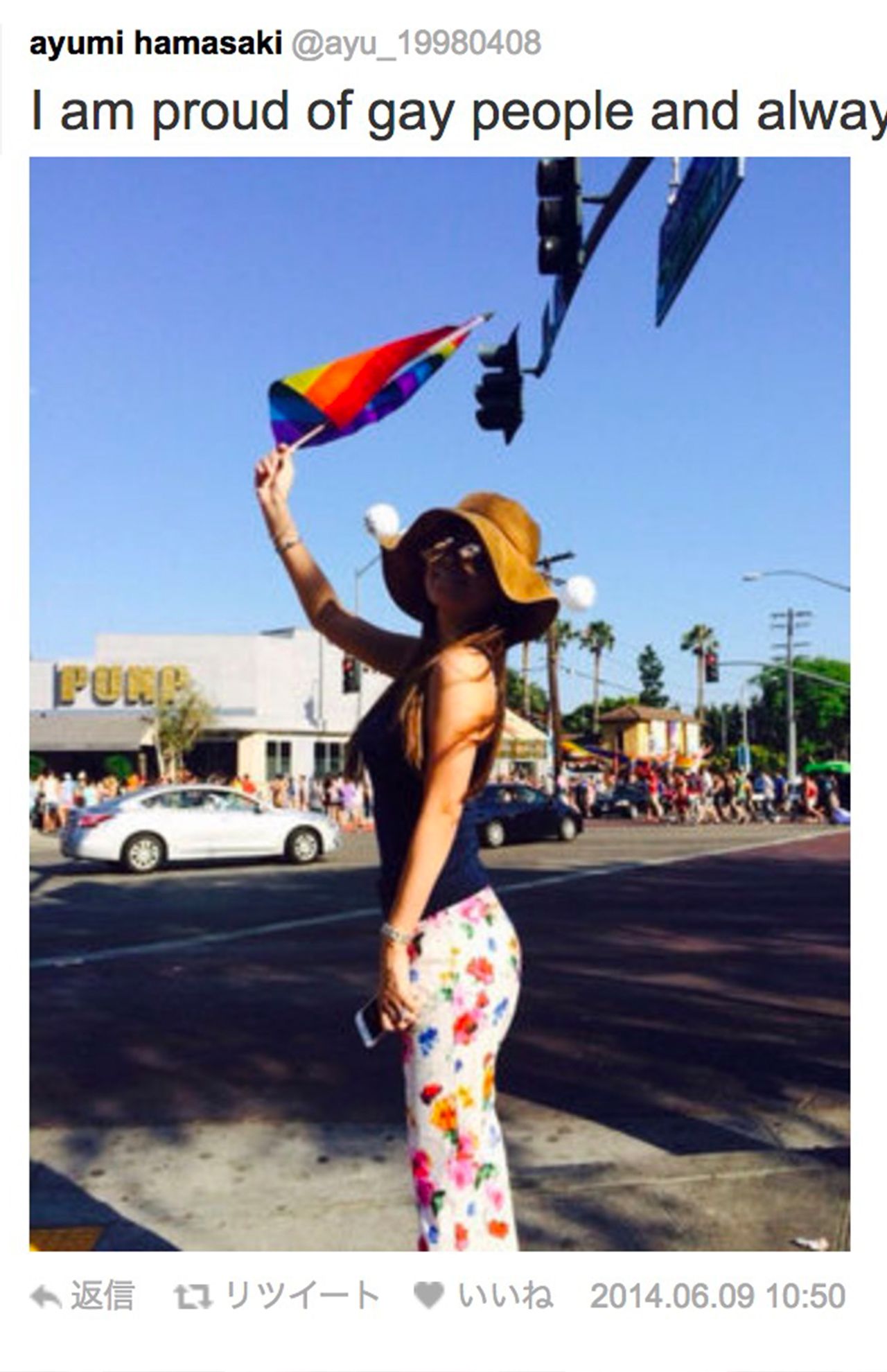 '14年には海外のゲイパレードに参加し、レインボーフラッグを振った（公式Twitterより）